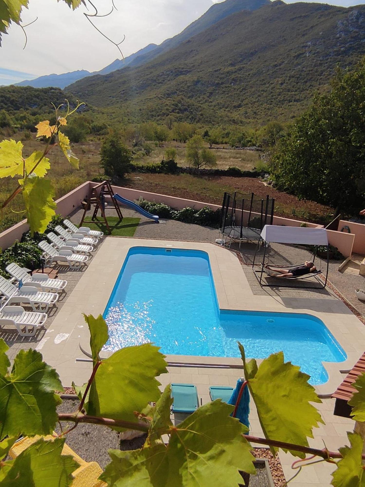 Holiday Home Perunika Zezevica Eksteriør billede