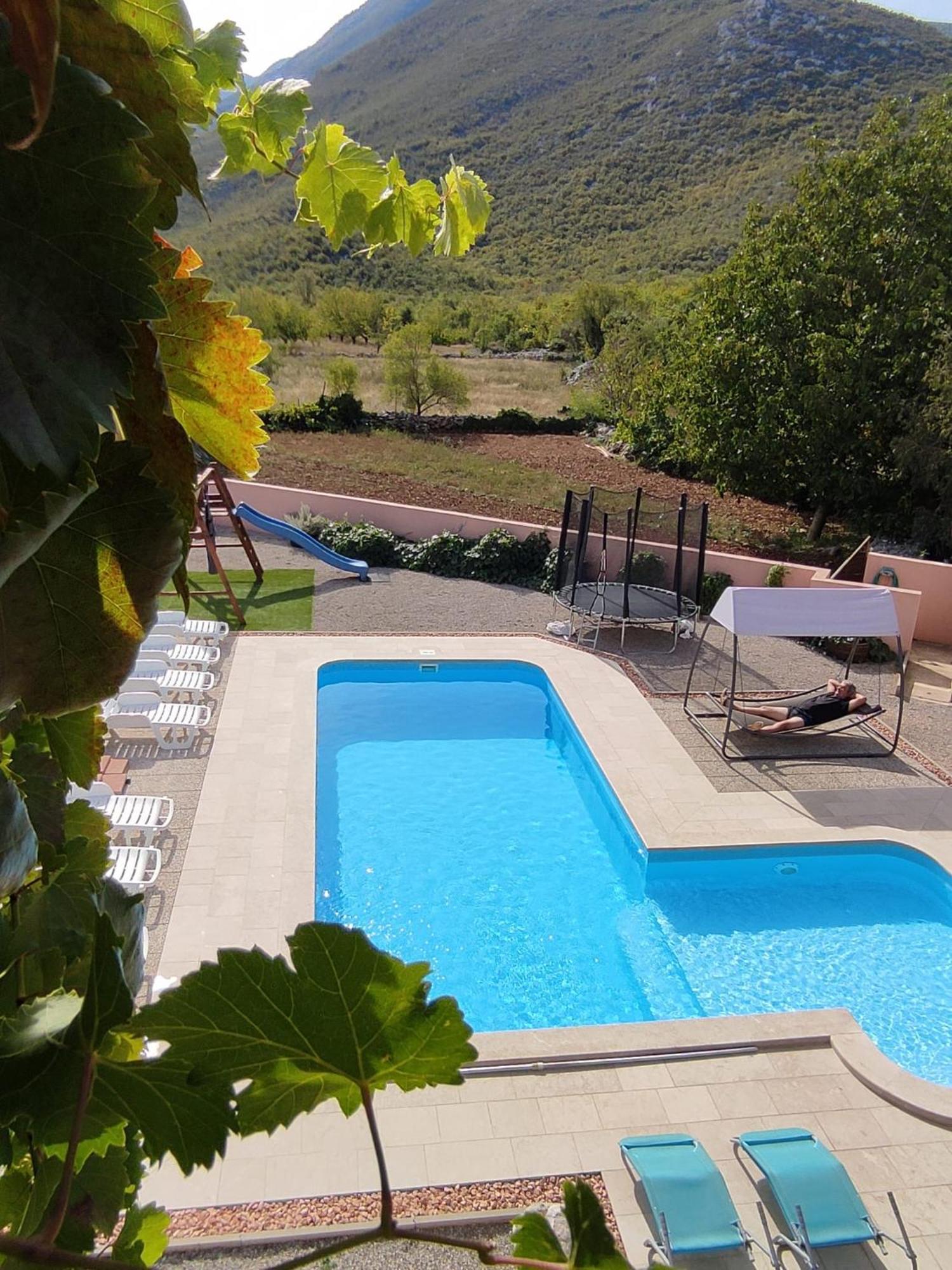 Holiday Home Perunika Zezevica Eksteriør billede